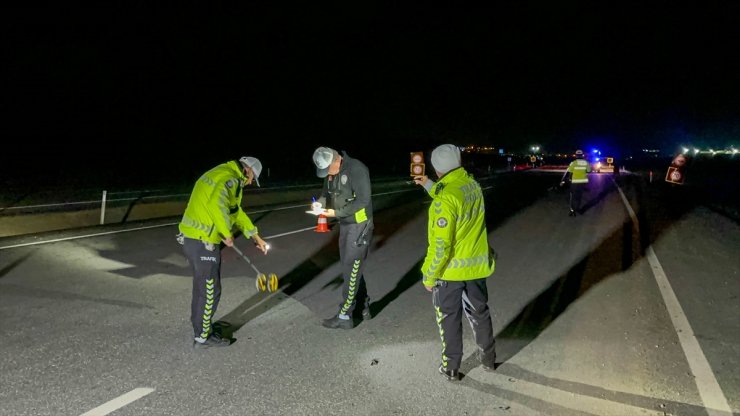 Uşak'ta iki otomobilin çarptığı yaya öldü