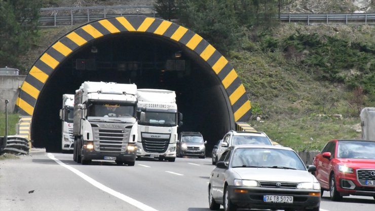 Anadolu Otoyolu'nun Bolu kesiminde bayram tatili dönüş trafiği akıcı yoğun seyrediyor