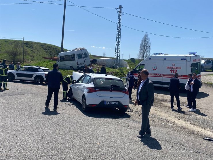 Bingöl'de minibüs ile otomobilin çarpışması sonucu 7 kişi yaralandı