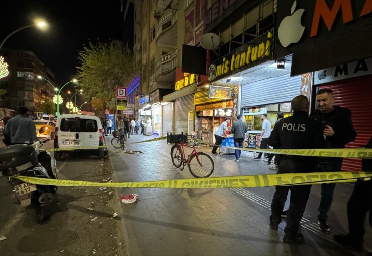 Diyarbakır'da bıçaklı kavgada 2 kişi yaralandı