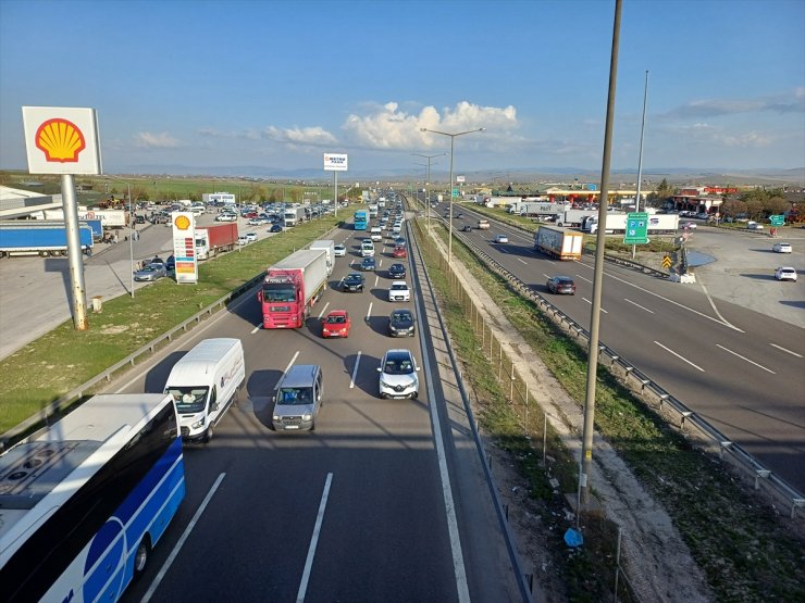 Dönüşe geçen tatilciler, otoyollarda hareketliliği artırdı