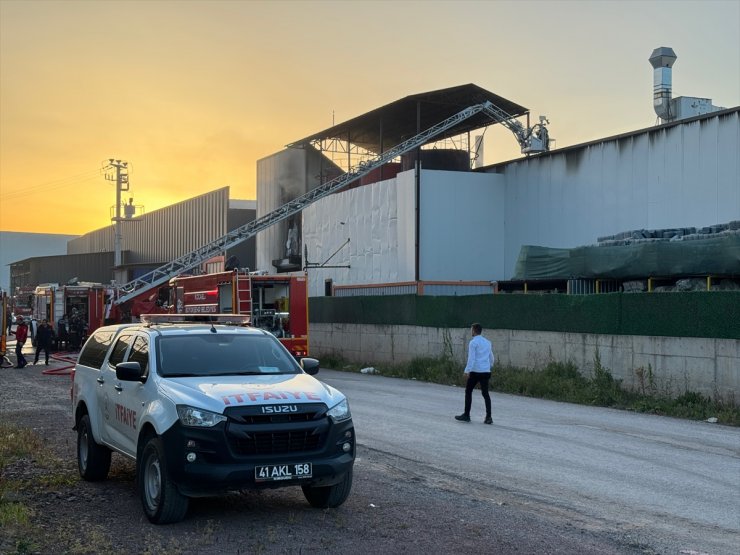 Kocaeli'de madeni yağ fabrikasında çıkan yangın söndürüldü