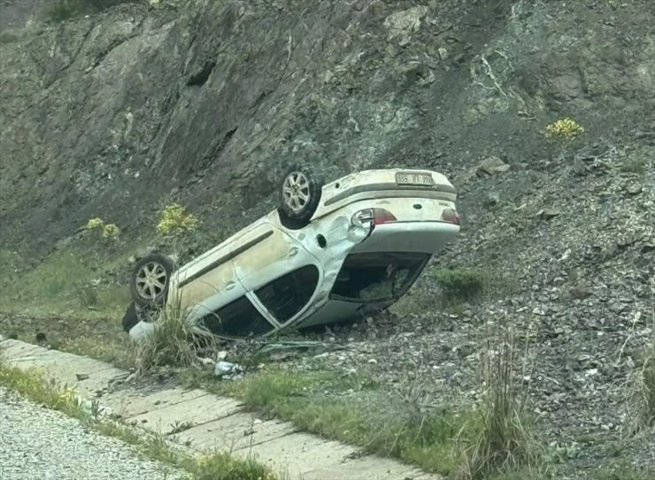 Malatya'da devrilen otomobildeki 4 kişi yaralandı