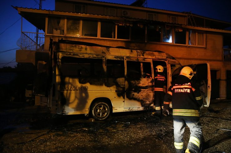 Muğla'da minibüste çıkan yangın sıçradığı eve zarar verdi