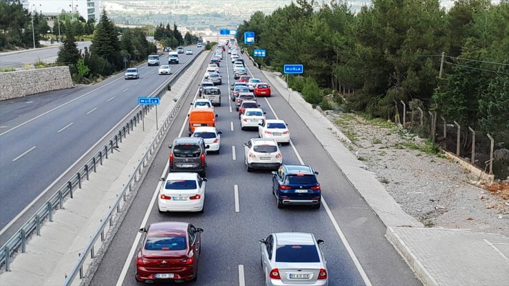 Muğla'da tatilciler, dönüş yolunda uzun araç kuyrukları oluşturdu