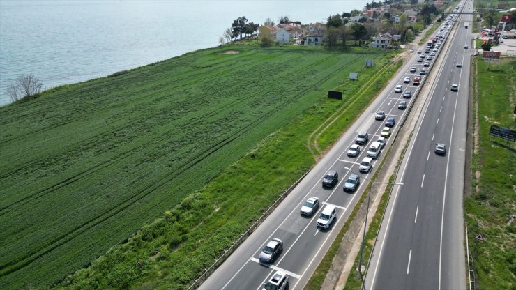 Tekirdağ-İstanbul kara yolunda bayram tatilinden dönüş yoğunluğu yaşanıyor