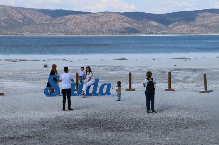 "Türkiye'nin Maldivleri" Salda Gölü bayram tatilinde her gün binlerce kişiyi ağırlıyor