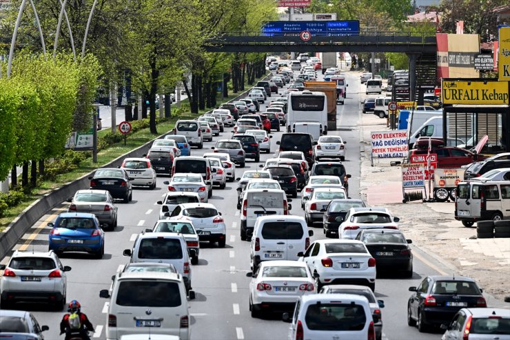 Ankara'ya giriş noktalarında bayram tatili dönüşü trafik yoğunluğu dikkati çekiyor