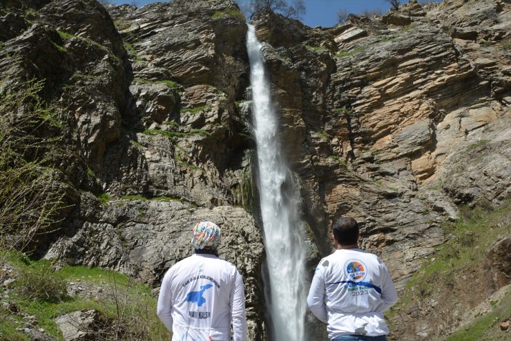 Doğaseverler Bitlis'teki Gümüşkanat Şelalesi'nin aktığı bölgeyi gezdi
