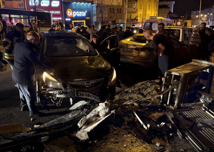 Erzurum'da trafoya çarptıktan sonra devrilen otomobildeki 2 kişi yaralandı