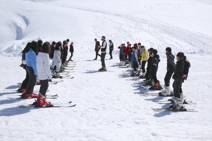 Hakkari'de 3 bin 200 öğrenciye kayak eğitimi verildi