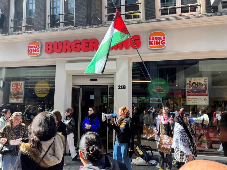 Hollanda'da Burger King şubeleri önünde toplanan gruplar İsrail'i protesto etti