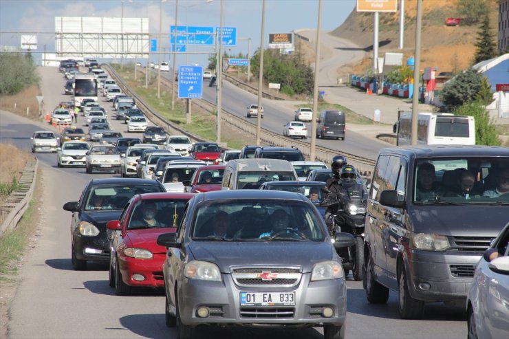 Kırıkkale'de bayram tatilinin son gününde dönüş yoğunluğu devam ediyor