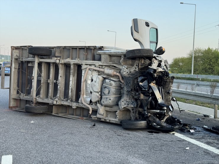 Kuzey Marmara Otoyolu'nda kamyonet otomobile çarptı, 2 ölü, 4 yaralı