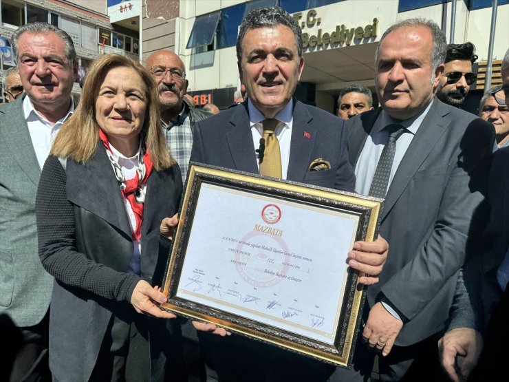 Ardahan Belediye Başkanı Faruk Demir mazbatasını aldı: