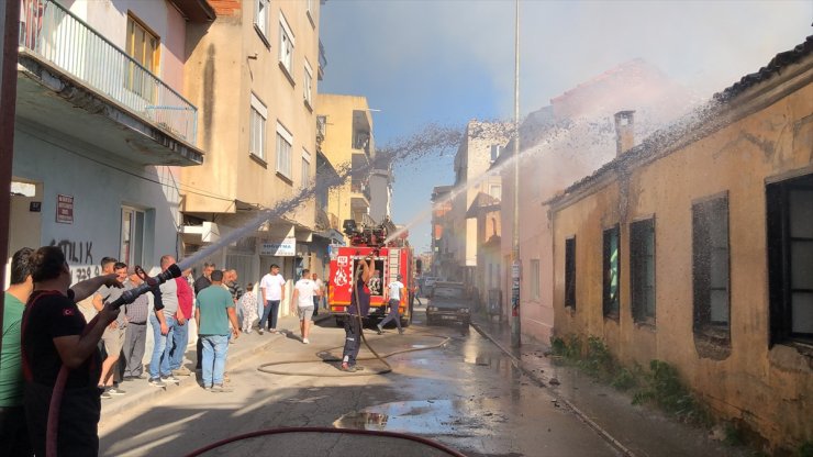 Aydın'da metruk bina, çıkan yangında kullanılamaz hale geldi