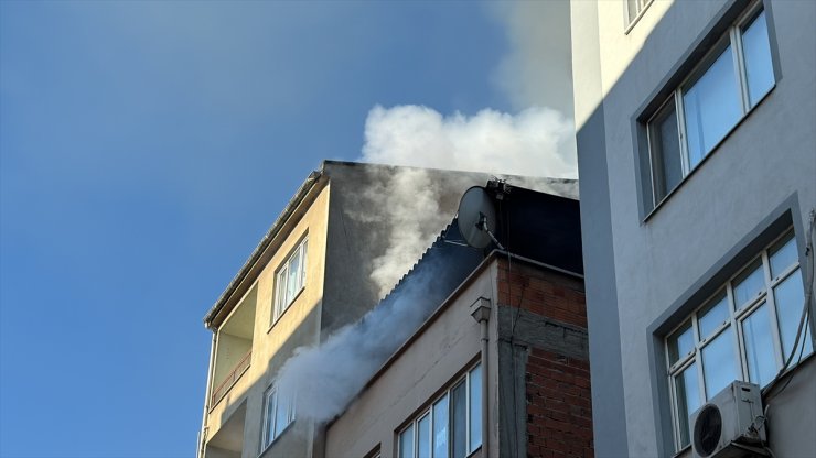 Balıkesir'de bir binanın çatısında çıkan yangın diğer yapılara sıçramadan söndürüldü
