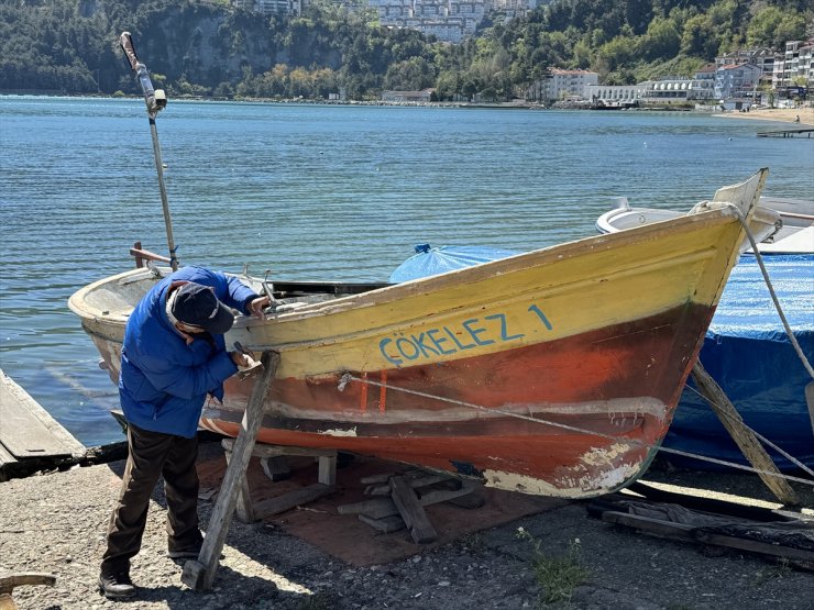 Bartın ve Düzce'de sezonu kapatan balıkçılar, tekne ve ağ bakım mesaisine başladı