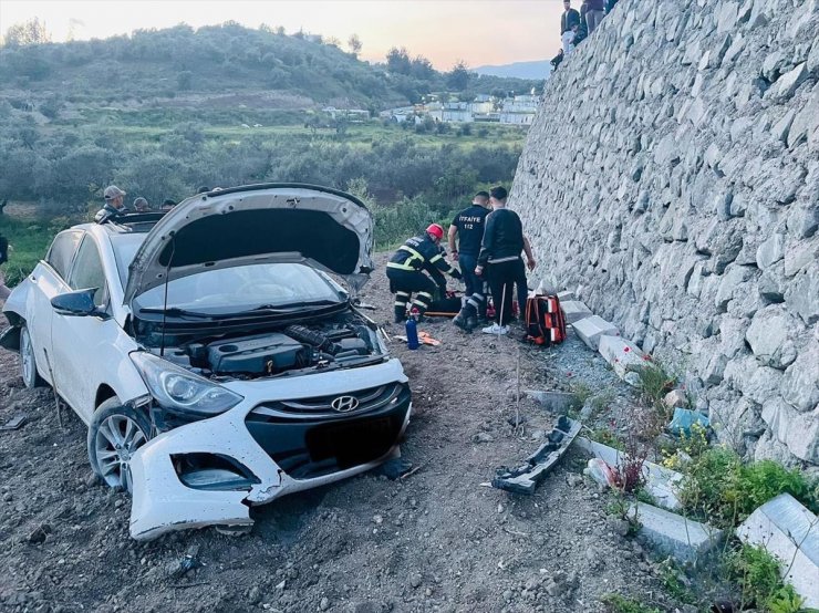 Hatay'da istinat duvarına çarpan otomobildeki 4 kişi yaralandı