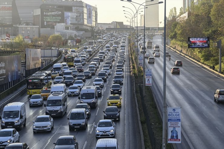 İstanbul bayram tatilinin ardından haftanın ilk gününe trafik yoğunluğuyla başladı