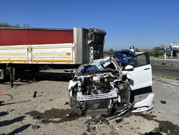 Kırıkkale'de trafik kazasında 1 kişi hayatını kaybetti, 2 kişi yaralandı