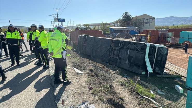 Malatya'da otomobille çarpışarak devrilen otobüsteki 15 kişi yaralandı