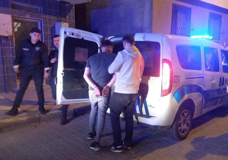 Manisa'da mahalle bekçisi ile 2 kişiyi bıçaklayan şüpheli tutuklandı