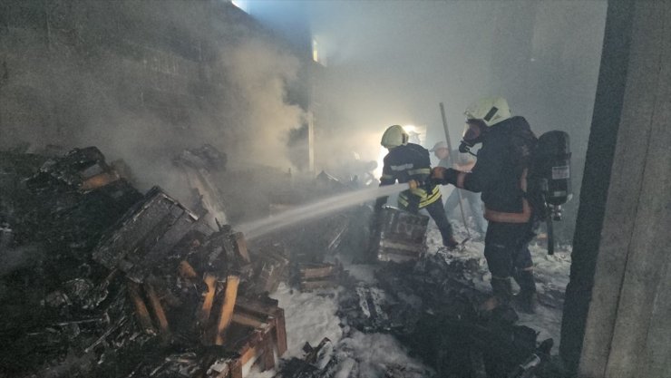 Mersin'de depoda çıkan yangın söndürüldü