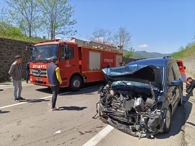 Ordu'da otomobil ile hafif ticari aracın çarpıştığı kazada 5 kişi yaralandı