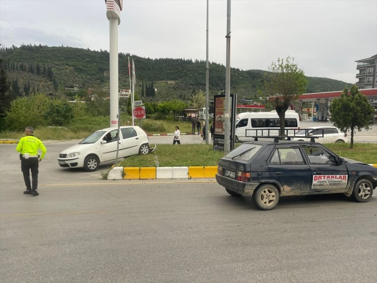 Aydın'da iki otomobilin çarpışması sonucu 4 kişi yaralandı