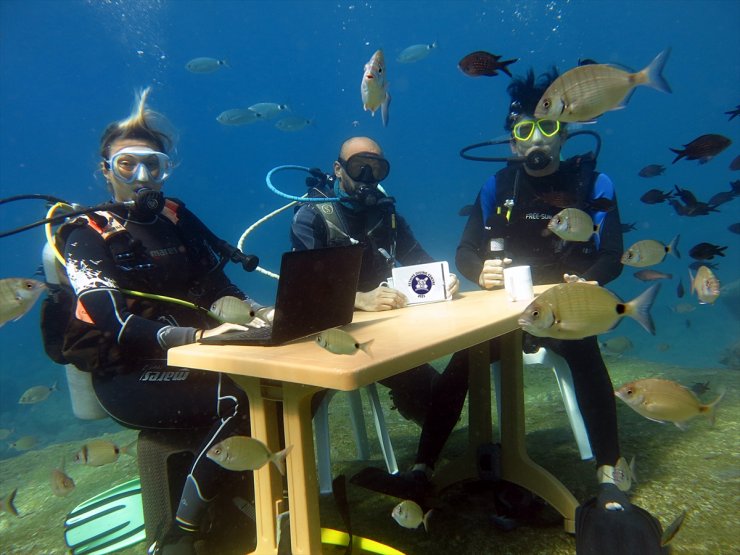 Fethiye'de dalgıçlar su altında temsili turizm değerlendirme toplantısı yaptı