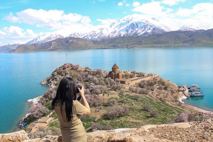 Fotoğrafçılık öğrencileri badem ağaçlarının çiçek açtığı Akdamar Adası'nı görüntüledi
