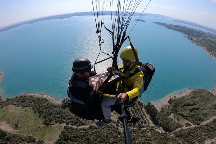 Adana'da yamaç paraşütü yapan iki pilot gökyüzünde tavla oynadı