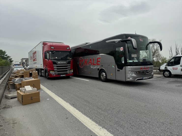 Anadolu Otoyolu'nda bariyerler ile tıra çarpan kamyonetteki 2 kişi yaralandı
