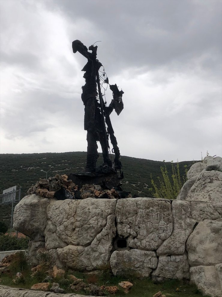 Denizli'de Milli Mücadele kahramanının heykeli yandı