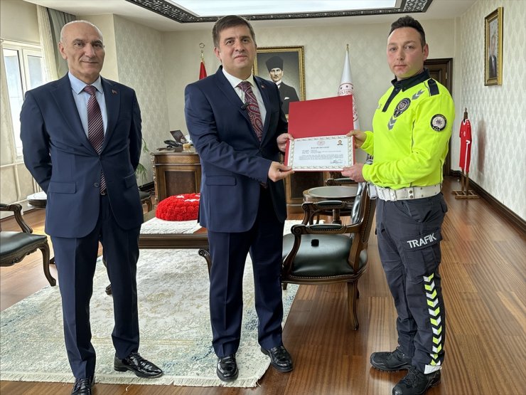 Karaman Valisi Sarıibrahim'den kazayı önleyen trafik polisine başarı belgesi