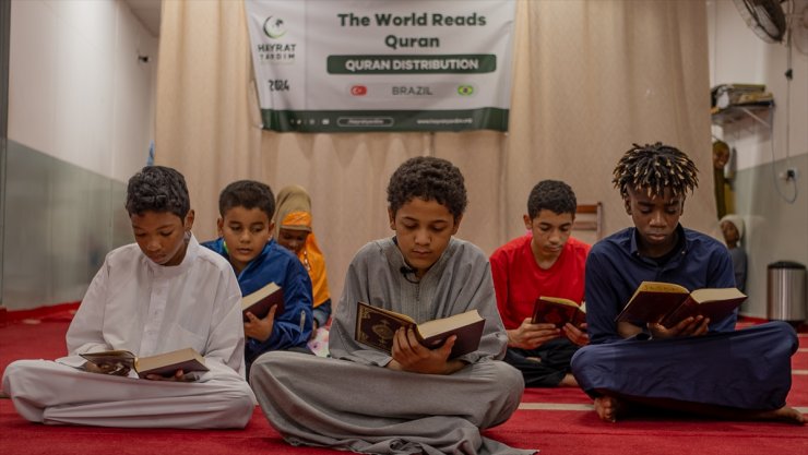 Hayrat İnsani Yardım Derneği, Brezilyalı Müslümanlara Kur'an-ı Kerim hediye etti