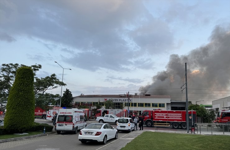 GÜNCELLEME - İzmir'de Atatürk Organize Sanayi Bölgesi'nde çıkan yangın kontrol altına alındı