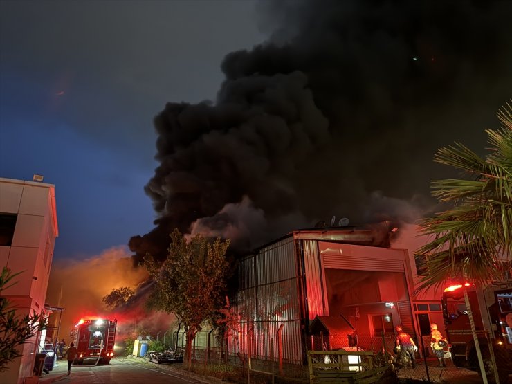 İzmir'de Atatürk Organize Sanayi Bölgesi'nde yangın çıktı