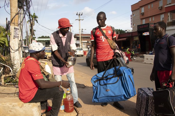 Kamerun’da sokak sokak gezen seyyar şifacıların hazırladığı geleneksel ilaçlar rağbet görüyor