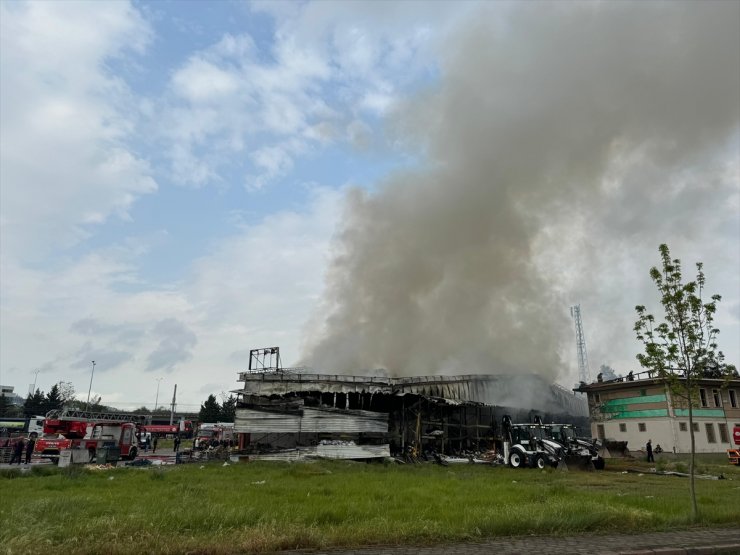 GÜNCELLEME 2 - Kocaeli'de market deposunda çıkan yangın kontrol altına alındı