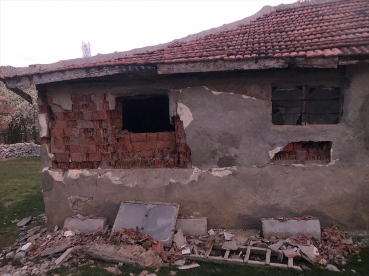 Tokat'ta meydana gelen 5,6 büyüklüğündeki deprem Yozgat'ta hasara neden oldu