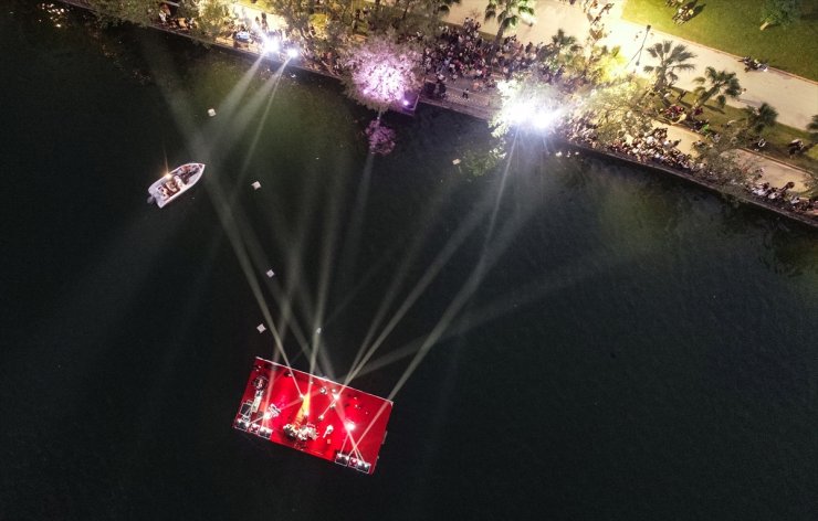 Uluslararası Portakal Çiçeği Karnavalı'nda Seyhan Nehri üzerinde konser