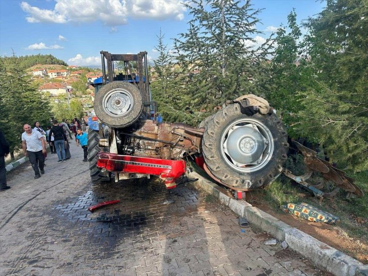 Uşak'ta traktörün devrilmesi sonucu sürücü öldü, eşi yaralandı