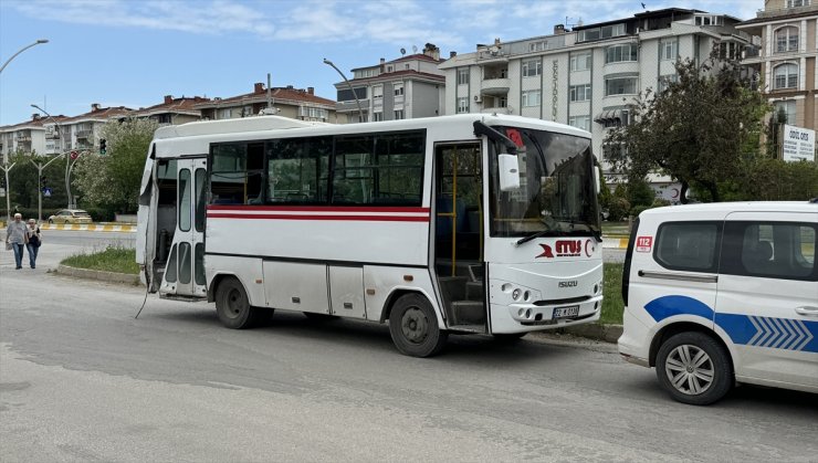Edirne'de kamyonun çarptığı minibüsteki yolcu yaralandı
