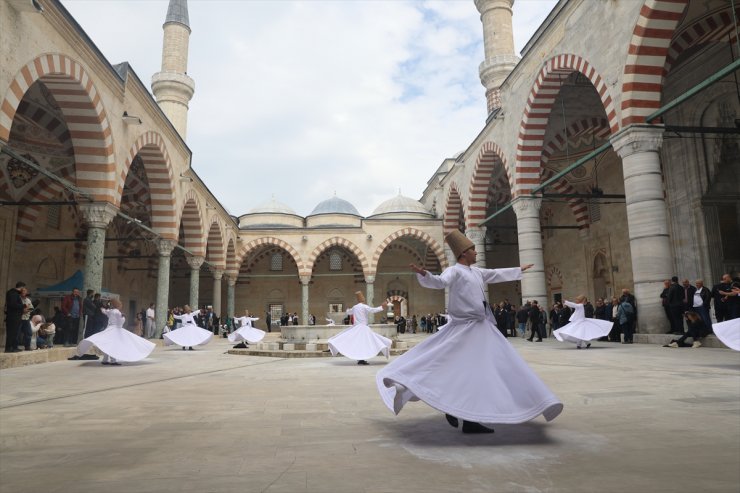 Edirne'de yetişen semazenler Üç Şerefeli Cami avlusunda sema gösterisi sundu