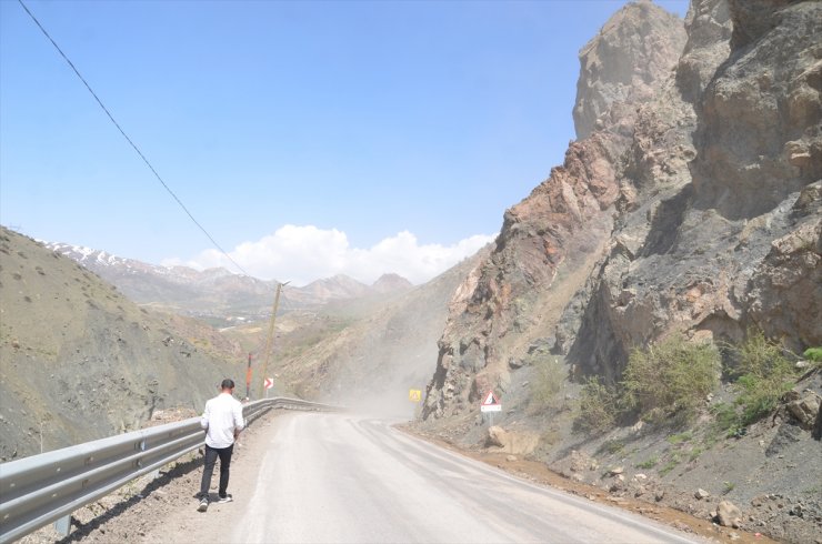 Hakkari'de dağcılar heyelan sonrası tehlike oluşturan kayaları düşürüyor