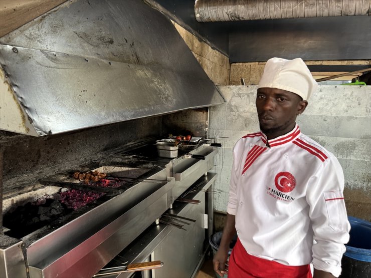 Kamerunlu aşçı, hazırladığı yemeklerle zengin Türk mutfağının tanıtımına katkı sağlıyor