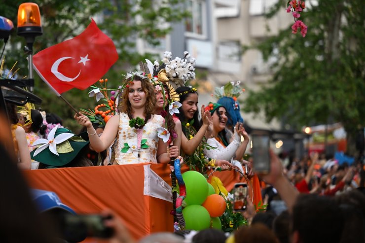Adana 12. Uluslararası Portakal Çiçeği Karnavalı'nın kortej geçişi yapıldı