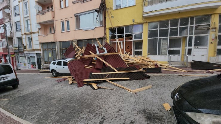 Amasya'da kuvvetli rüzgar çatıları uçurdu, ağaçları devirdi